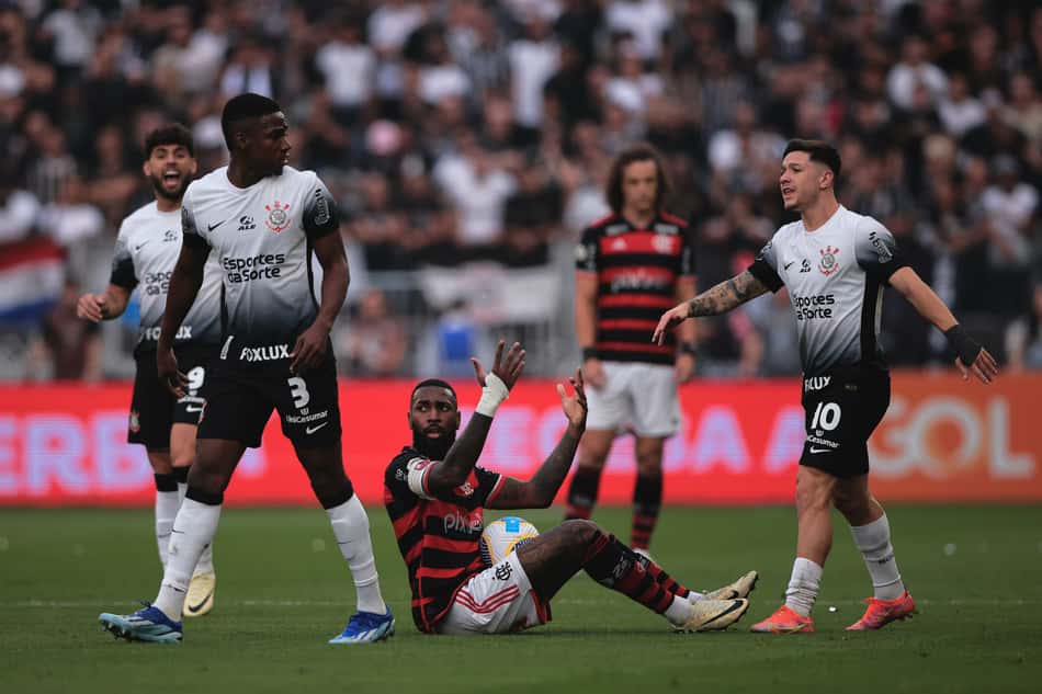 SP - SAO PAULO - 01/09/2024 - BRASILEIRO A 2024, CORINTHIANS X FLAMENGO - Garro jogador do Corinthians disputa lance com Gerson jogador do Flamengo durante partida no estadio Arena Corinthians pelo campeonato Brasileiro A 2024. Foto: Ettore Chiereguini/AGIF
