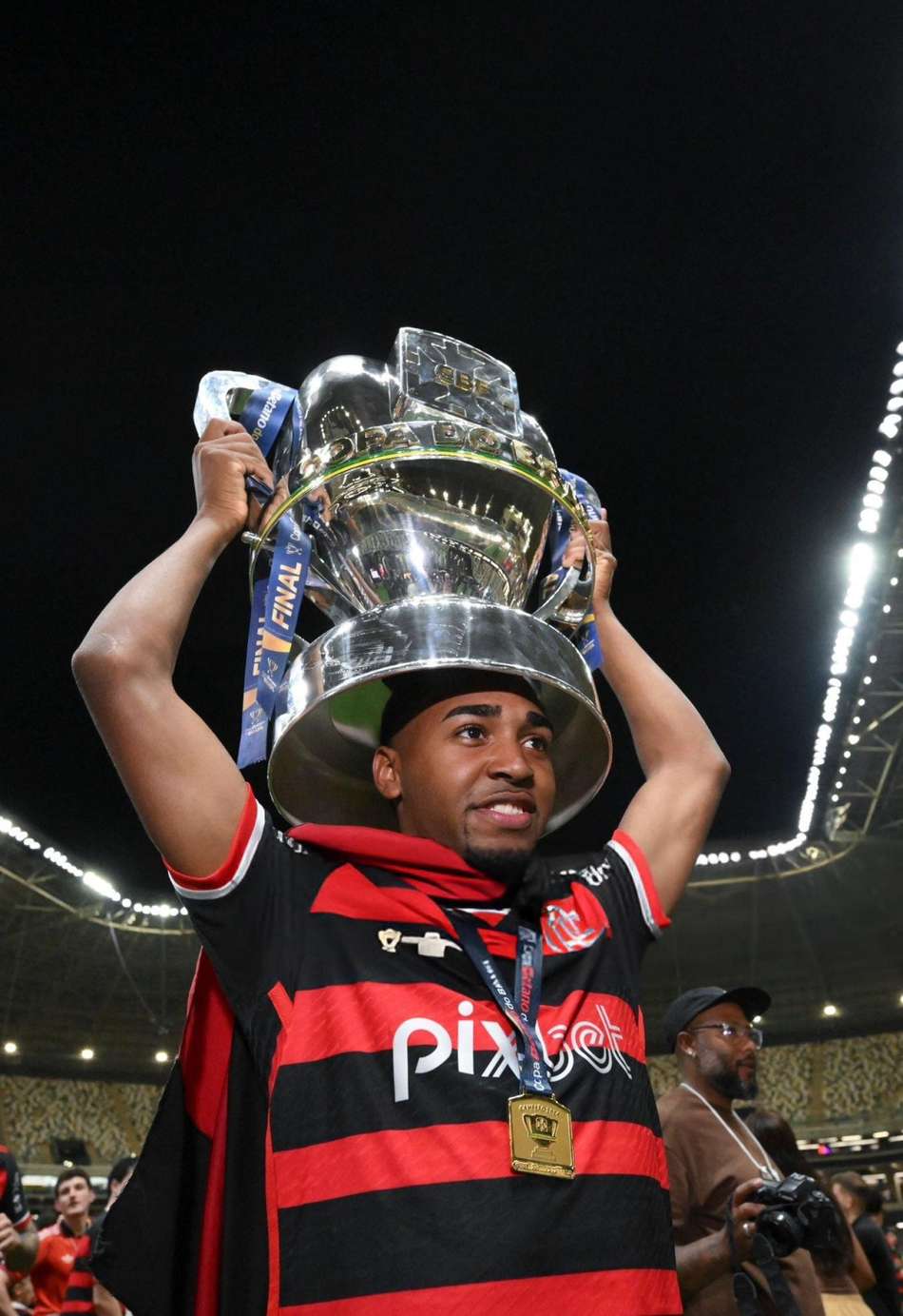 lorran-taça-copa-do-brasil-2024-flamengo
