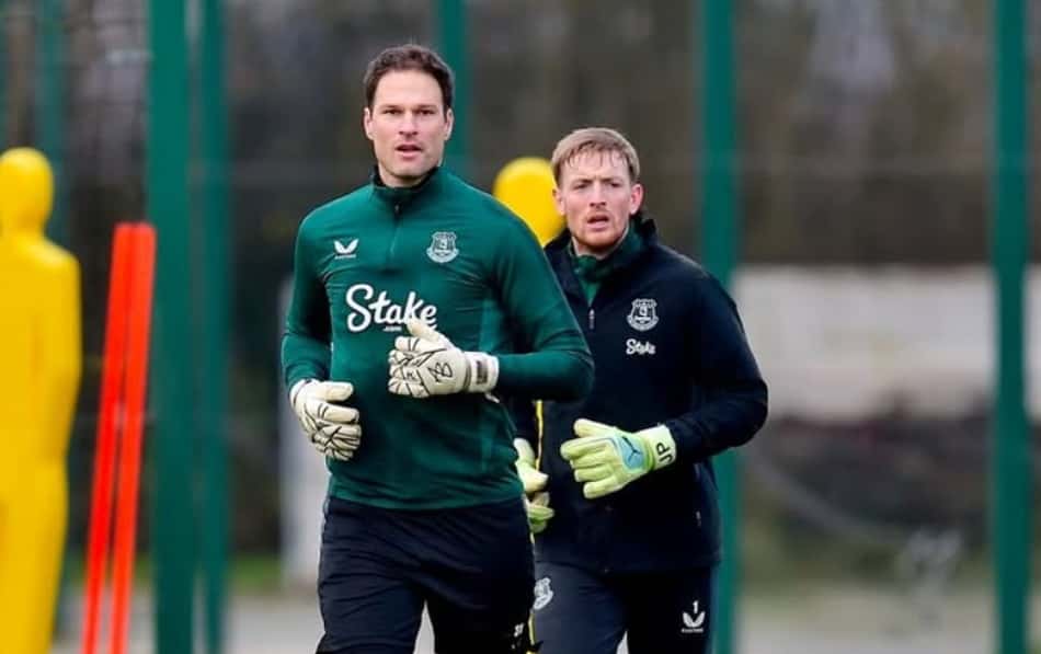 Asmir Begovic, goleiro bósnio de 37 anos, atualmente é terceiro goleiro dos Toffes, passou pelo Chelsea entre as temporadas 2015/16 e 2016/17