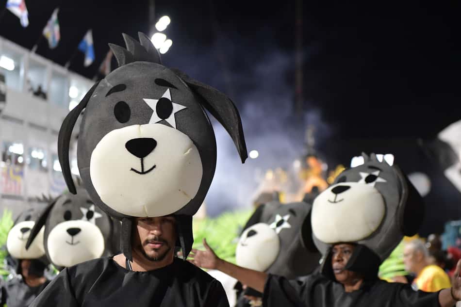 Integrantes fantasiados de Biriba, o mascote do Botafogo (Foto: Thiago Ribeiro/AGIF)