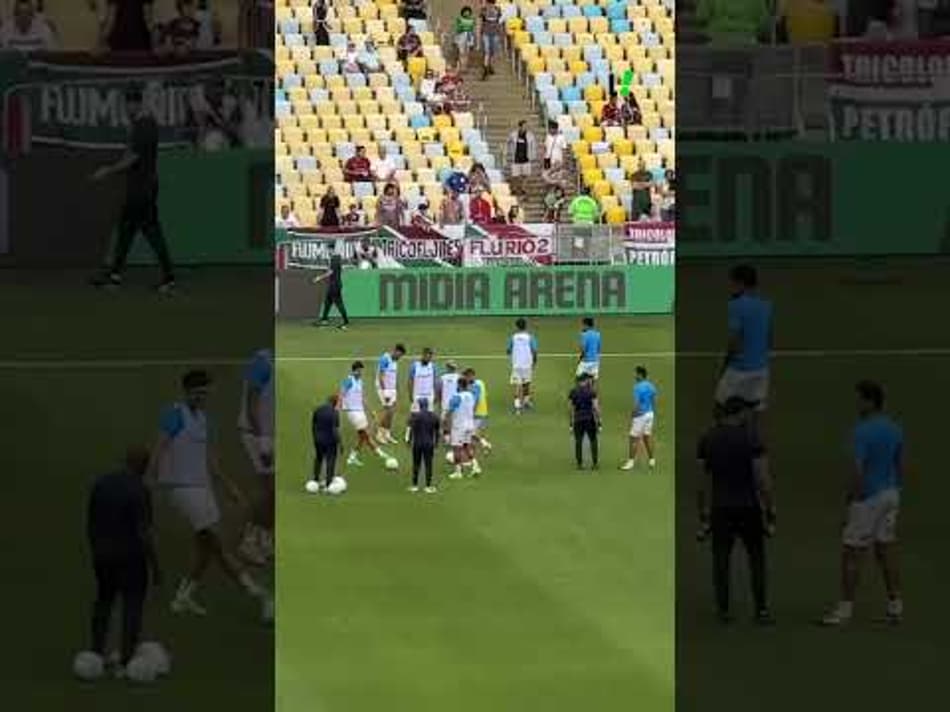 thumbnail Amizade de longa data? Thiago Silva e Hulk se abraçam durante aquecimento! #fluminense