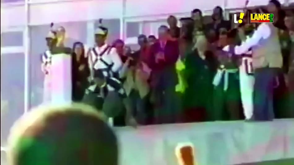 thumbnail Vampeta comemora dando cambalhotas no Palácio do Planalto após o título da Copa do Mundo de 2002