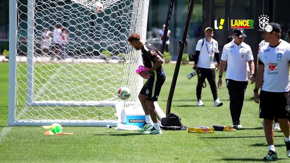 thumbnail Neymar vai a campo e treina com a Seleção Brasileira