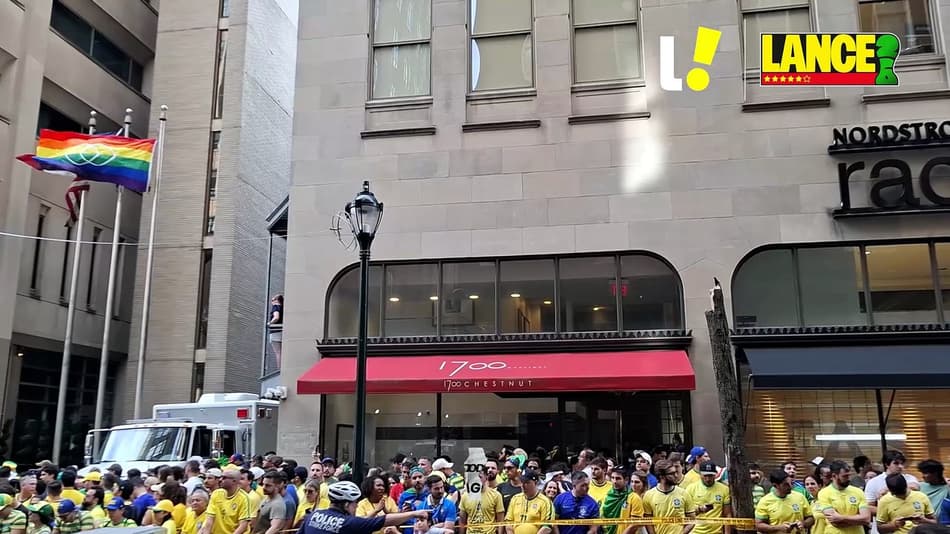 thumbnail Torcedores da Seleção aguardam chegada dos jogadores no hotel