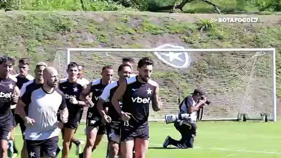 thumbnail Alex Telles comenta retorno do Botafogo aos trabalhos para intertemporada