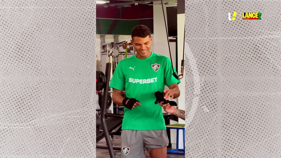 thumbnail Thiago Silva se apresenta ao Fluminense no CT Carlos Castilho