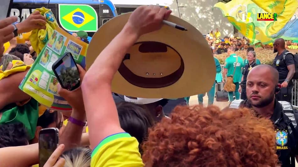 thumbnail Vini Jr atende fãs na porta do hotel em Huston