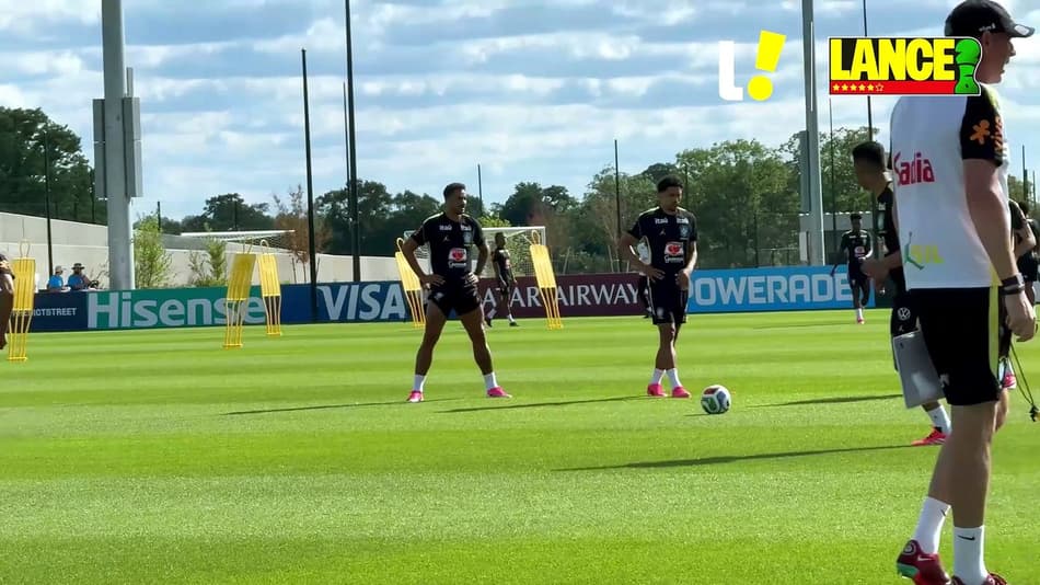 thumbnail Seleção faz primeiro treino após estreia na Copa sem quatro jogadores