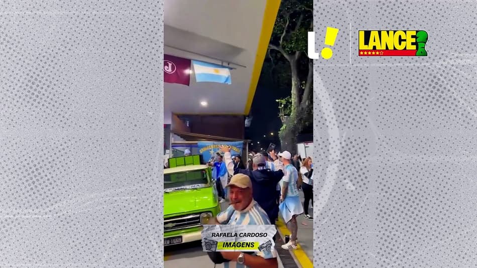 thumbnail Festa no posto de gasolina em frente ao bar Moocaires