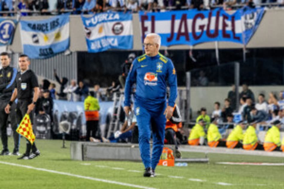 Em uma noite histórica, a Argentina venceu, ou melhor, acabou com a Seleção Brasileiro por 4 a 1, no Estádio Monumental de Núñez, em Buenos Aires, pela 14ª rodada das Eliminatórias para a Copa do Mundo de 2026. Com o resultado, a permanência do técnico Dorival Júnior é incerta. Por isso, o Lance! separou uma lista dos técnicos que podem assumir o comando da maior seleção do mundo; veja