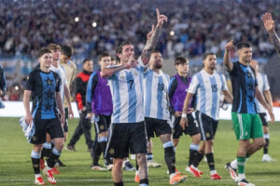 A Seleção Brasileira fez na noite da última terça-feira (25) uma partida para entrar para a história - infelizmente. Amplamente dominado pela Argentina no Monumental de Nuñez, o Brasil de Dorival Júnior foi goleado por 4 a 1, com gols de Julián Álvarez, Enzo Fernández, Mac Allister e Giuliano Simeone. Matheus Cunha diminuiu o fiasco. Por isso, o Lance! separou uma lista com as maiores goleadas dos "hermanos" sobre o Brasil; veja