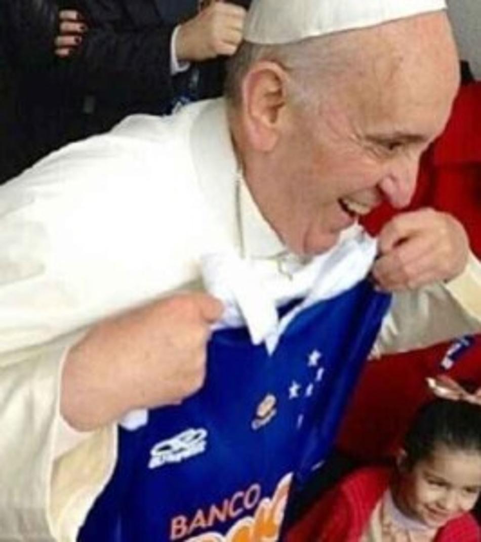 Papa Francisco recebe camisa do Cruzeiro 