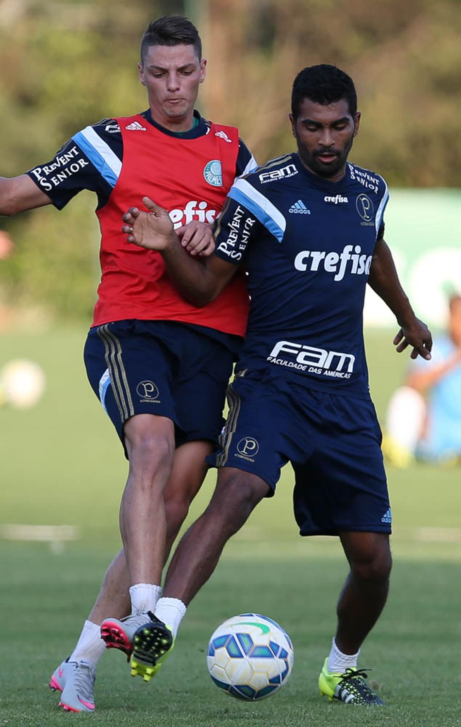 Thiago Santos sai de treino mais cedo; cria da base segue no grupo