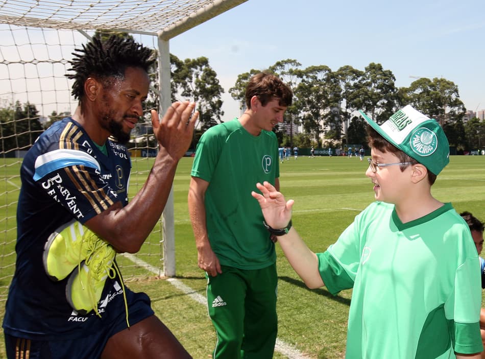 Crianças com síndrome de Down fazem visita a treino do Palmeiras