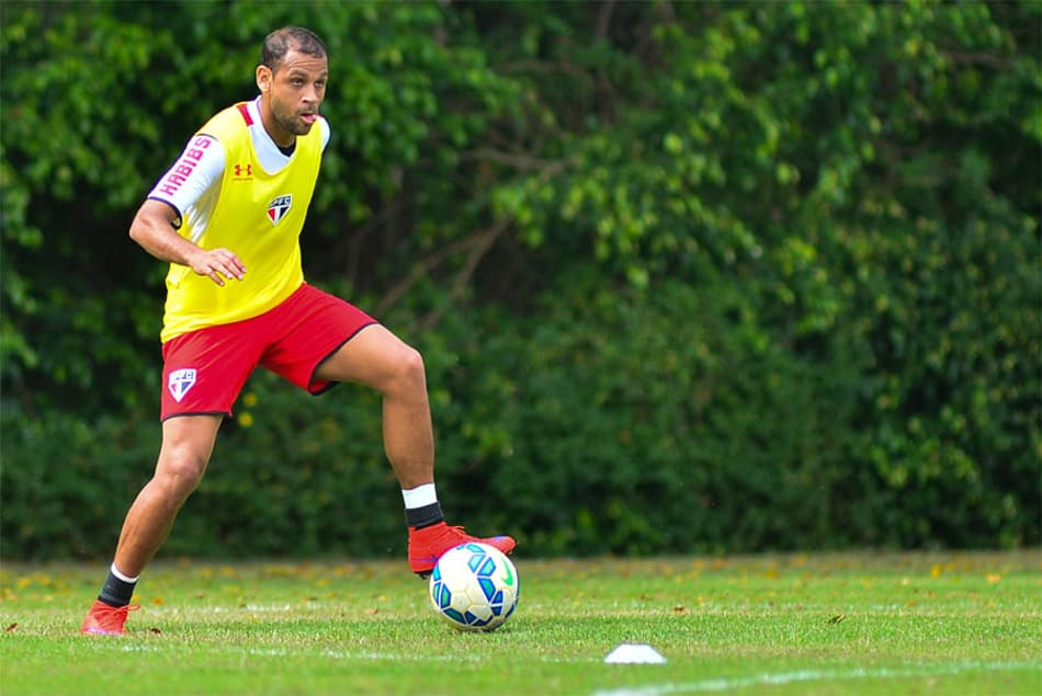 Após voltar aos treinos, Carlinhos festeja recuperação de lesão