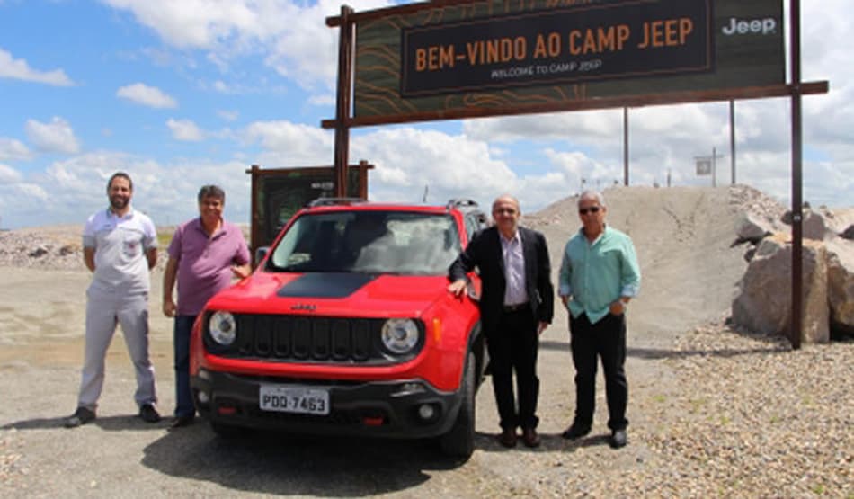 Jeep faz campanha para levar bandeira do Fla para fora do país