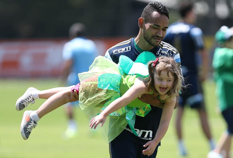 Verdão mostra interesse de manter Jackson e quer novo lateral em 2016