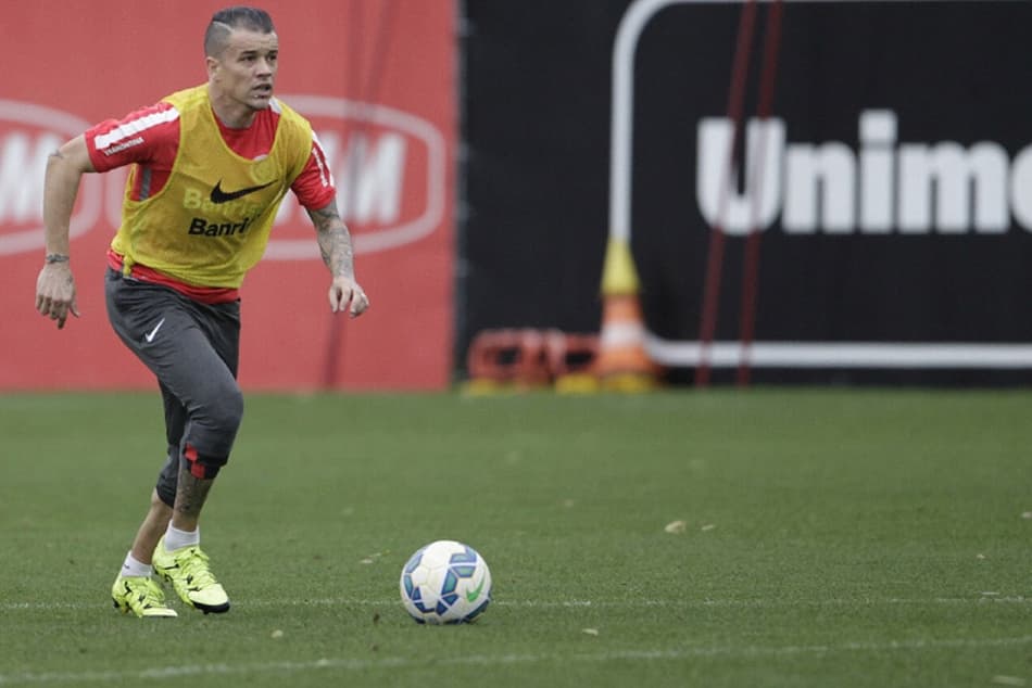 Argel Fucks encaminha Inter com D'Ale no banco e mudanças na defesa