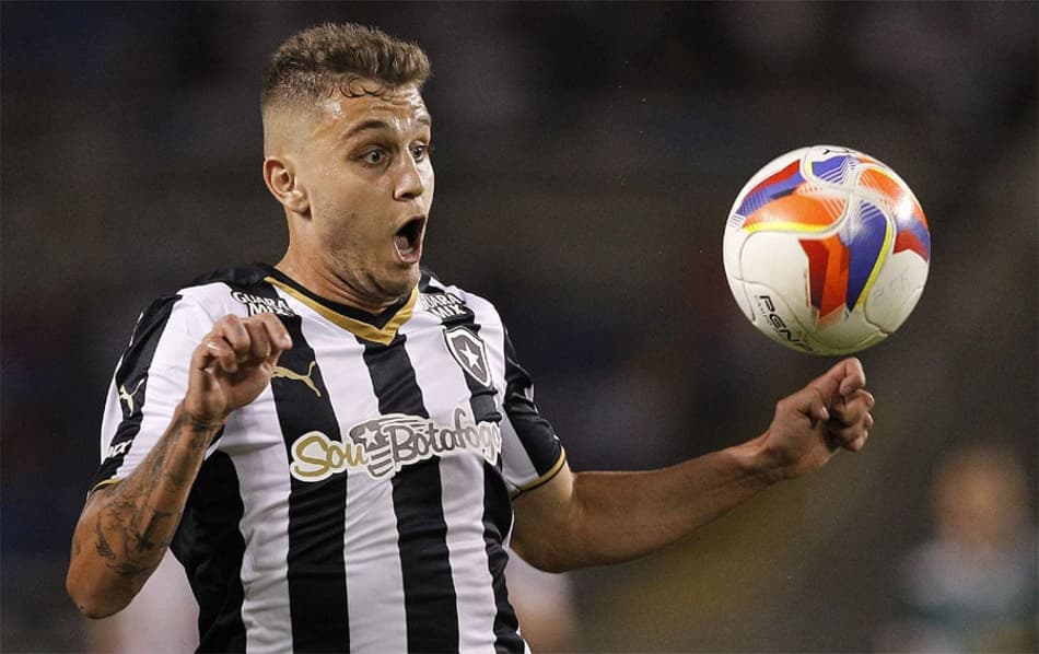 Com titular fora, Octávio ganha moral para virar lateral do Botafogo
