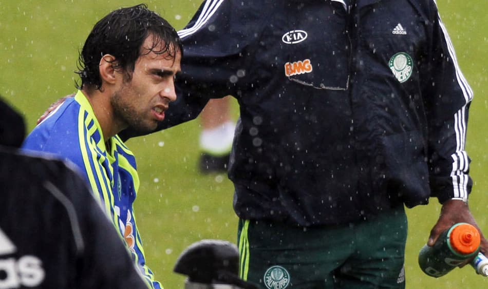 Valdivia deixa o treino com dores no joelho direito (Foto: Tom Dib)