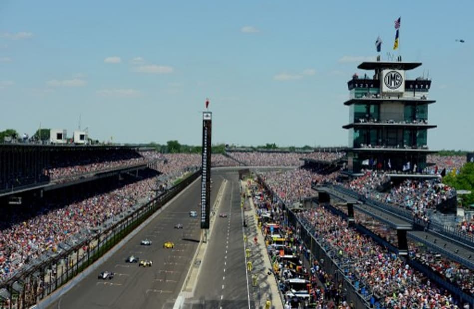 Lotado, o Indianapolis Motor Speedway recebeu a 98ª edição da mais tradicional prova do automobilismo mundial (Foto: Robert Laberge/AFP