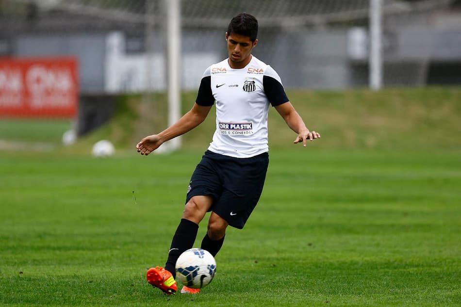 Daniel Guedes treinou como titular no Santos (Foto: Ricardo Saibun / Santos)