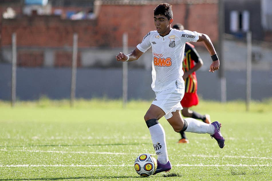 Foto de 2011 mostra Gabriel, do Santos, bem mais franzino (Foto: Pedro Ernesto Guerra)