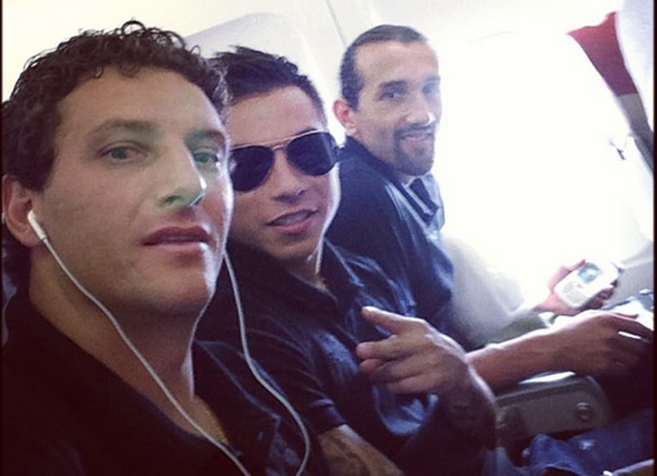 Elano, Vargas e Barcos no avião (Foto: Divulgação/Twitter)