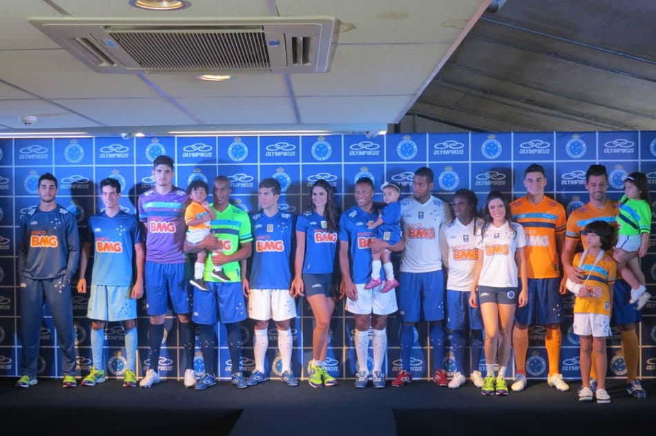 Apresentação uniforme do Cruzeiro (Foto: Thiago Fernandes/LANCE!Press)