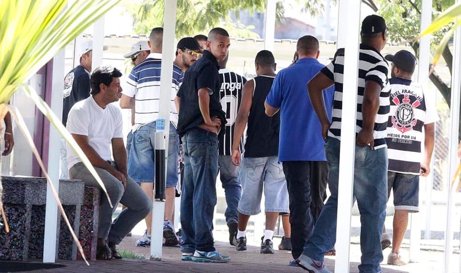 FOTOS:  Torcida do Corinthias protesta em CT após goleada (Foto: Reginaldo Castro)