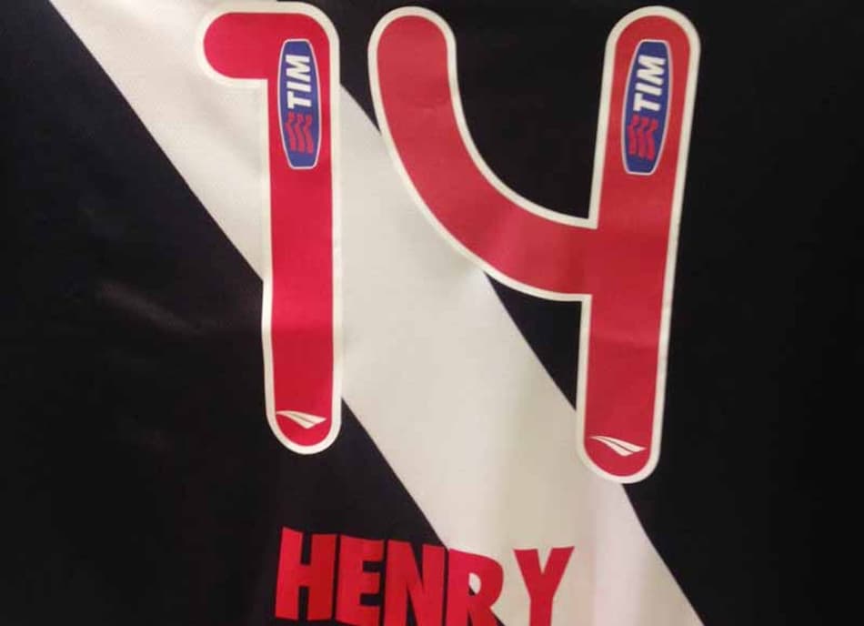 Thierry Henry ganha camisa do Vasco (Foto: Divulgação)