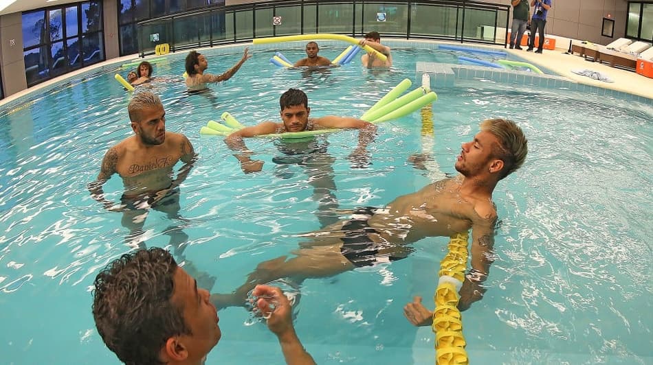 Neymar fez tratamento na piscina na segunda-feira