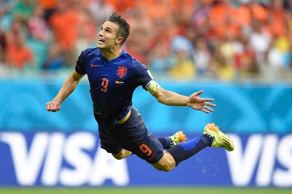 Gol de van Persie entrou para história do confronto entre Espanha e Holanda, na abertura da Copa do Mundo de 2014, no Brasil (Foto: Lluis Gene/AFP)