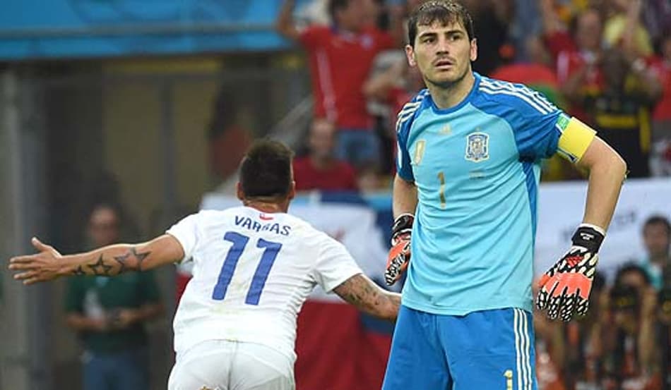 Espanha x Chile - Vargas e Casillas (Foto: Christophe Simon/AFP)