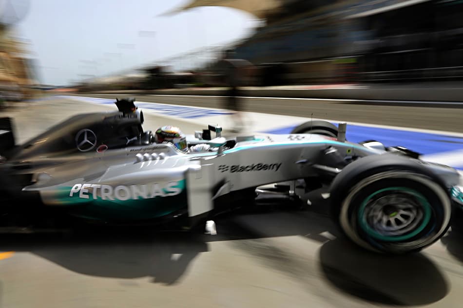 Lewis Hamilton lidera primeira sessão de treinos no Bahrein (Foto: Marwan Naamani/ AFP)