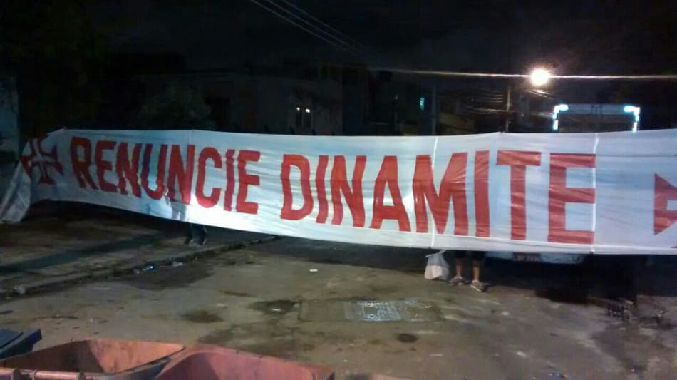 Torcedores vascaínos protestaram em frente ao condomínio de Dinamite (Crédito: Arquivo pessoal)