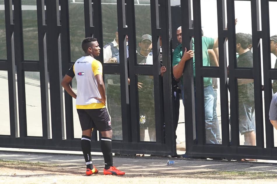 Organizada do Vasco cobra jogadores e imprensa em São Januário (Foto: Paulo Sérgio/LANCE!Press)