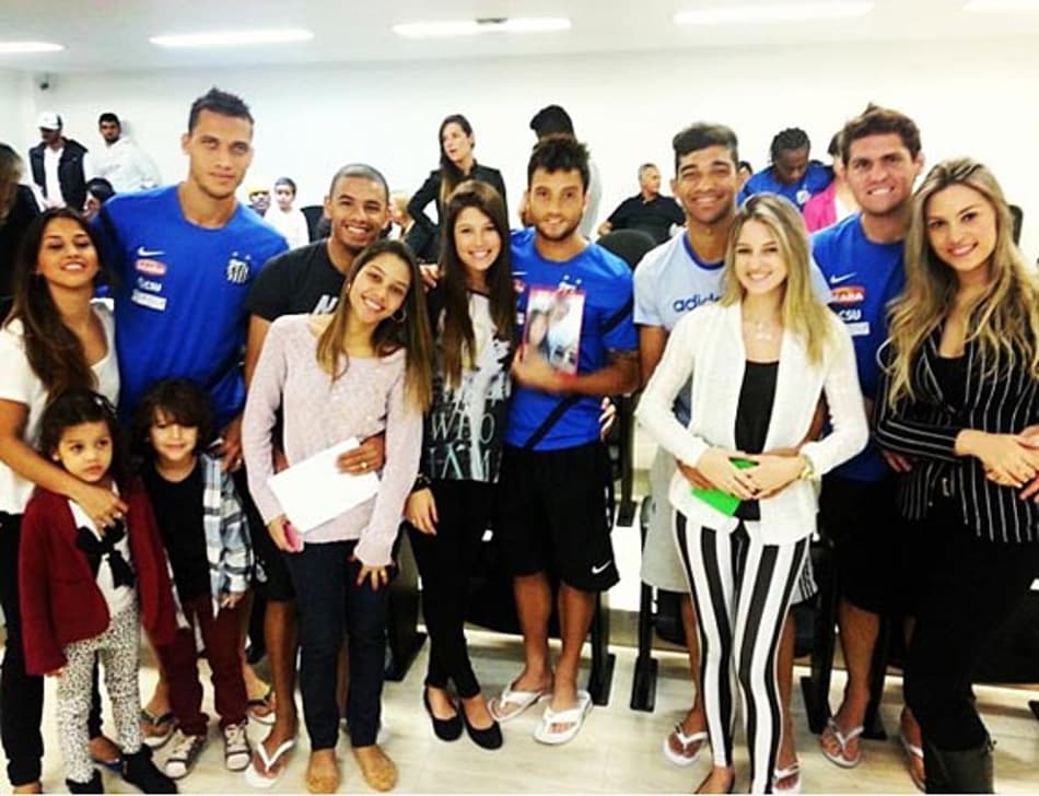Jogadores do Santos com familiares na concentração (Foto: Reprodução Webstagram)