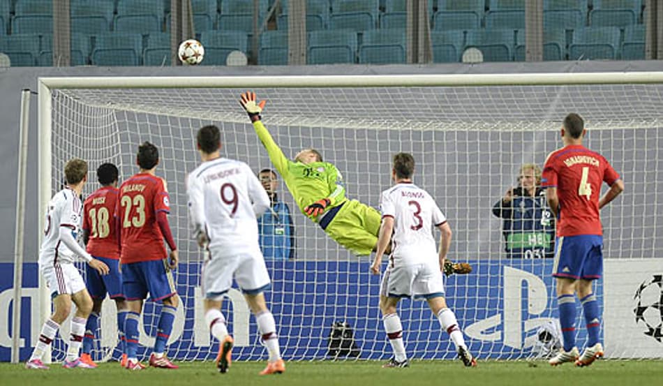 CSKA x Bayern de Munique - Liga dos Campeões - Akinfeev e Muller (Foto: Alexander Nemenov/AFP)