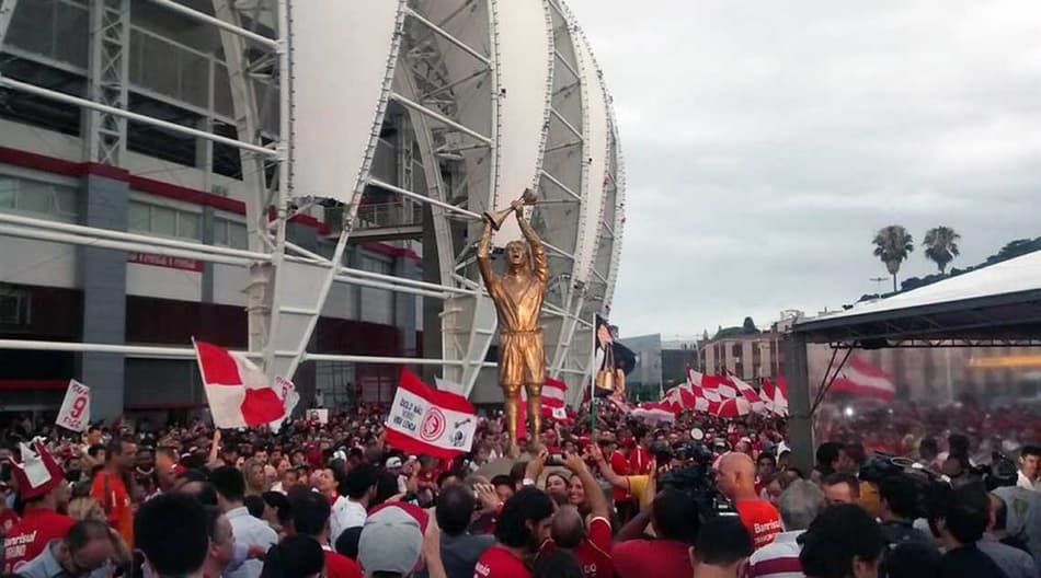 Estátua de Fernandão é inaugurada (Foto: Reprodução/Twitter - Internacional)