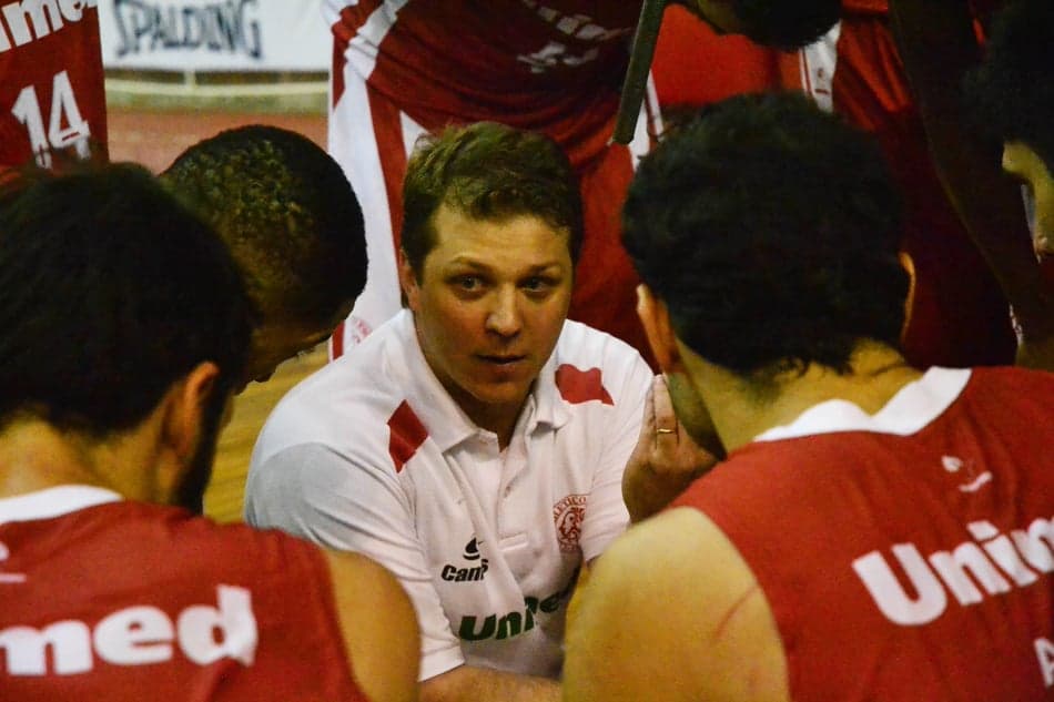 Gustavo De Conti, do Paulistano, fica com o prêmio de Melhor Técnico (Foto: Claudio Capucho/PMSJC)