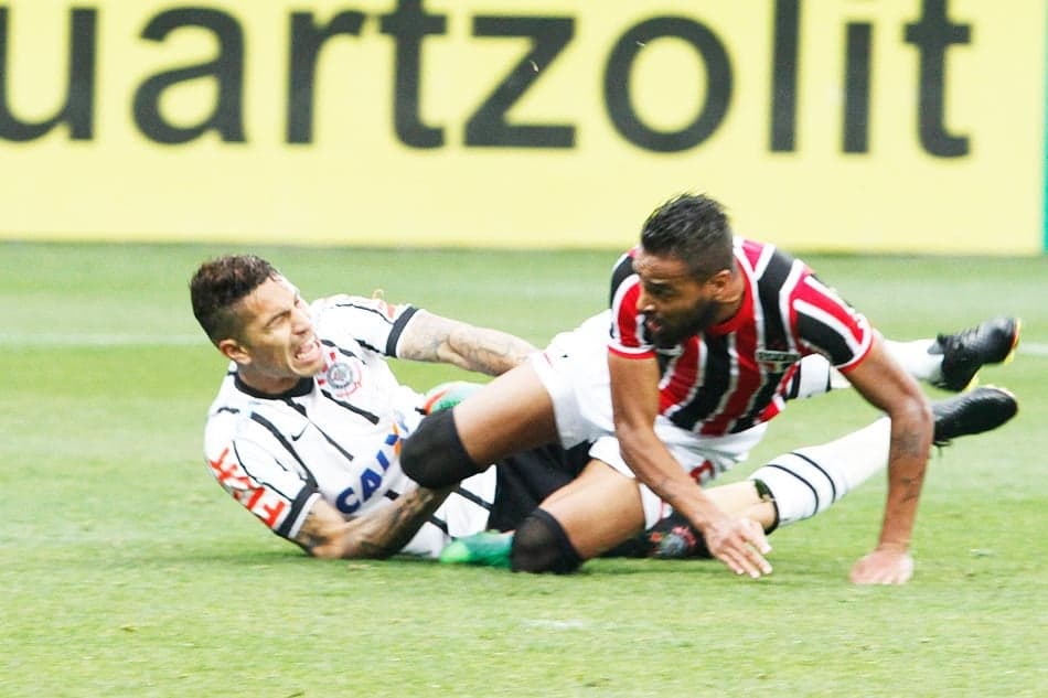 Corinthians x São Paulo - Guerrero e Álvaro Pereira (Foto: Reginaldo Castro/ LANCE!Press)