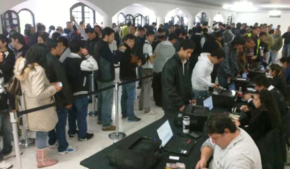 Torcida do Olimpia faz fila por ingressos (Foto: Divulgação)