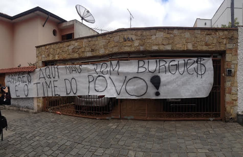 Protesto no comitê de campanha de Andrés Sanchez (crédito: divulgação/Twitter)