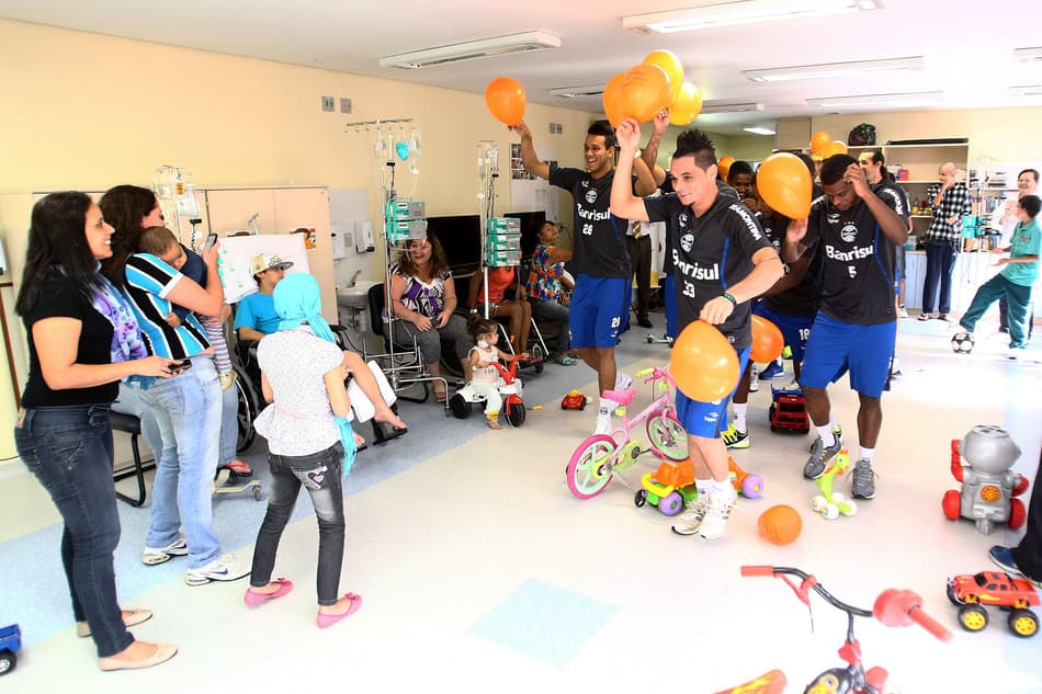 Visita do Grêmio para crianças com câncer (Foto: Lucas Uebel/Grêmio)
