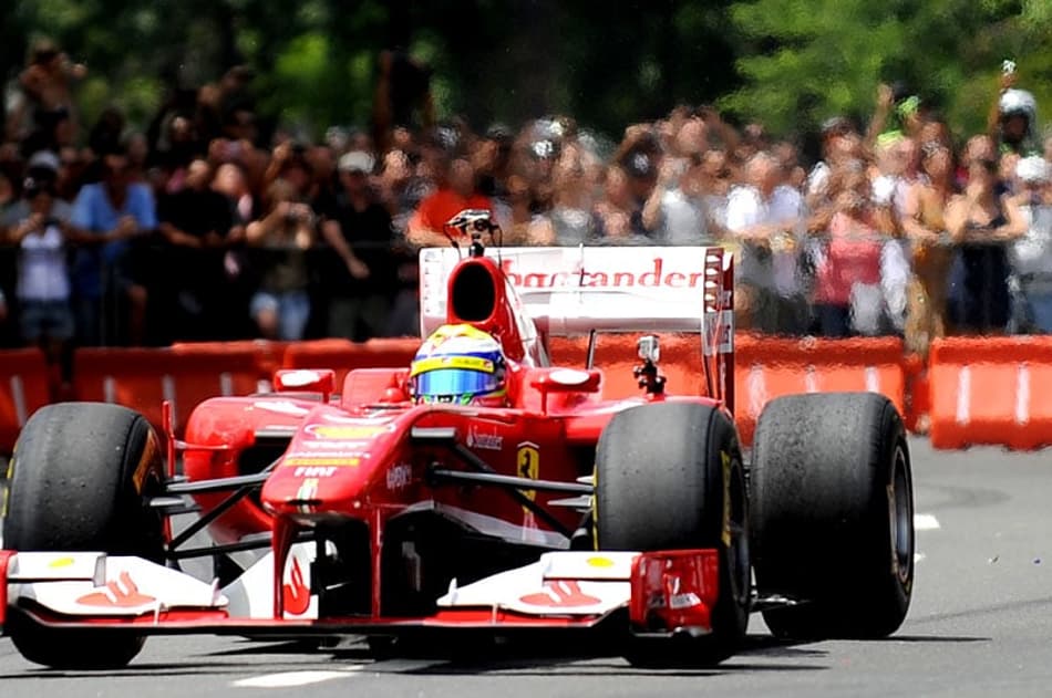 Felipe Massa exibe sua Ferrari no Aterro do Flamengo (Foto: Vanderlei Almeida/AFP)