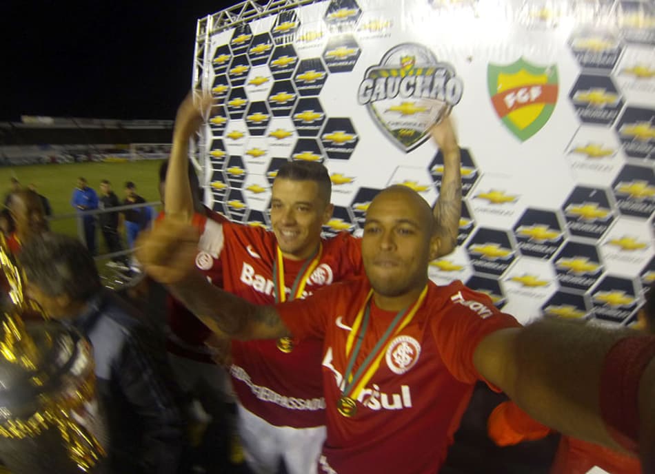 Jogador Gabriel brinca com uma CÂmera GOPRO (Foto:  Agência PressDigital/Divulgação)