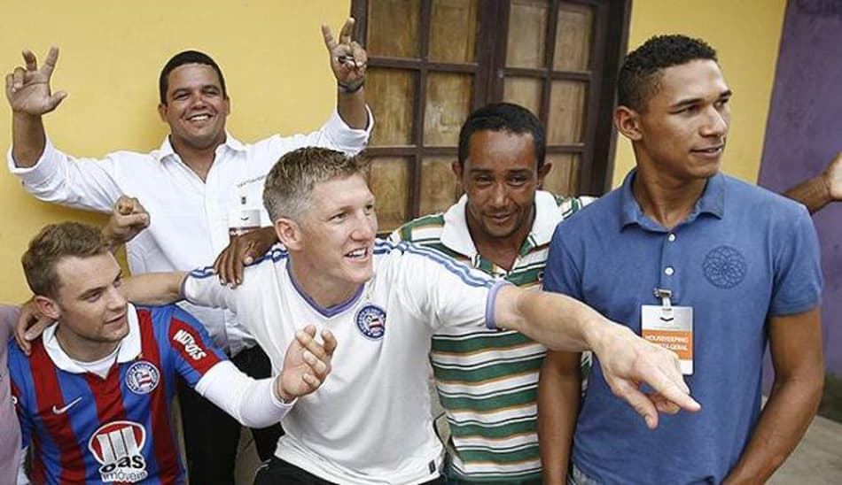 Neuer e Schweinsteiger com torcedores do Bahia (Foto: Fernando Amorim/A Tarde)