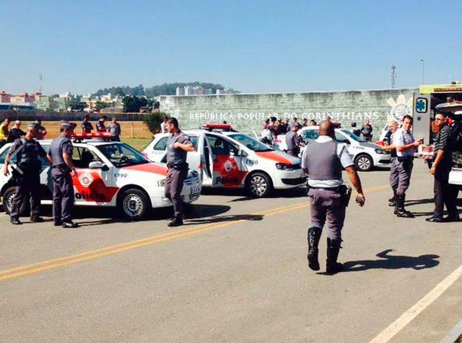 Assaltante é baleado próximo ao Parque Ecológico e cai em frente ao CT do Corinthians (Foto: Marcos Clementino/TV Cultura)