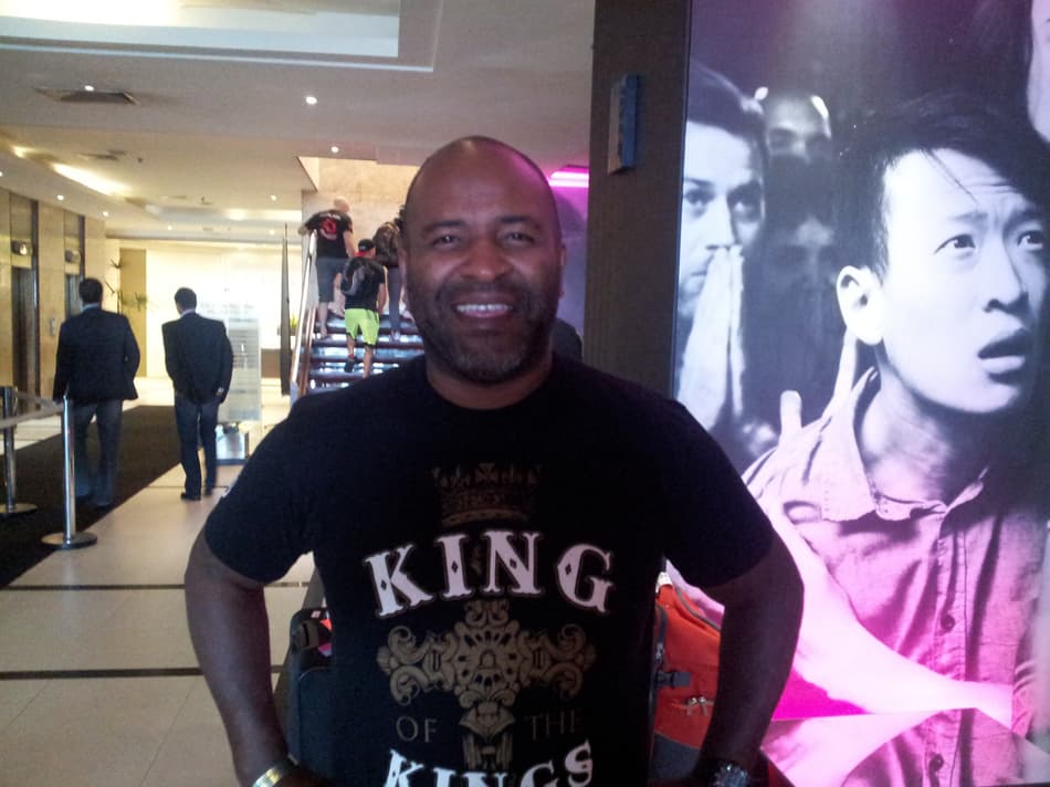 Técnico de Dos Anjos: 'McGregor vai pedir para a luta ser interrompida'